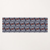 Dark Blue und Red Geometric Triangle Pattern Yogamatte (Vorderseite (Horizontal))