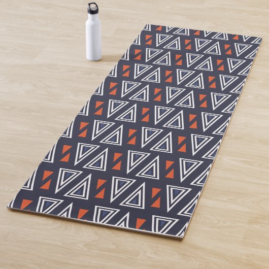 Dark Blue und Red Geometric Triangle Pattern Yogamatte (Beispiel)