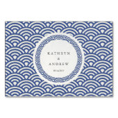 Dark Blue und White Stylives Waves Place Name Card Tischnummer (Rückseite)