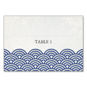 Dark Blue und White Stylives Waves Place Name Card Tischnummer