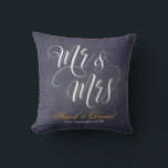 Dark Blue White Mr & Mrs Wedding Keepake Pillow Kissen<br><div class="desc">Dark Blue White Mr. & Mrs. Wedding Keepake Pillow. Trendige Hochzeitskissen,  um Ihre Wohngestaltung mit persönlicher Touch der Liebe zu verbessern. Personalisieren Sie Ihren Namen,  Ihr Hochzeitstermin,  und Sie können es mit Ihrer eigenen persönlichen Nachricht auf der Rückseite weiter anpassen. Auch ein tolles Geschenk für ein Hochzeitspaar.</div>