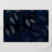 Dark Botanical Elegant Navy Blue & Gold Wedding Folieneinladung (Rückseite)