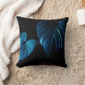 Dark Botanical Throw Pillow – Blue Leaf Accent Pil Kissen (Decke)