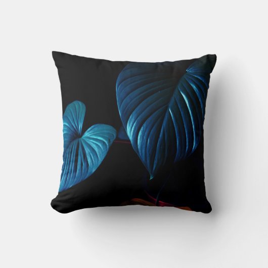 Dark Botanical Throw Pillow – Blue Leaf Accent Pil Kissen (Vorderseite)