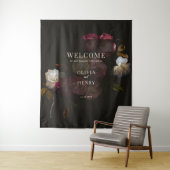 Dark Burgundy Floral Moody Romantic Welcome Sign Wandteppich (Beispiel)