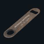 Dark Cacao Brown Rustic Chic Wood Grain Muster Speed Flaschenöffner<br><div class="desc">Moderne,  moderne,  aber rustikale dunkelbraune und schwarz gefärbte Holzkornmuster Design mit Raum zu personalisieren oder mit Namen und Datum,  oder begrenztem Text Ihrer Wahl. Vergnügungspark,  Gastgeschenk und persönliches Memento für besondere Anlässe und Anlässe wie Jubiläum,  Bachelor-Party,  Weihnachts-kleine Geschenk,  für Hochzeitsgäste,  Trauzeuge oder Trauzeugen.</div>