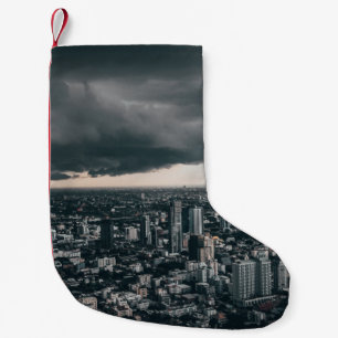 DARK CLOUVE ÜBER STADTGEBÄUDE KLEINER WEIHNACHTSSTRUMPF