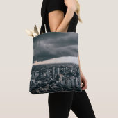 DARK CLOUVE ÜBER STADTGEBÄUDE TASCHE (Von Nahem)