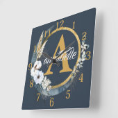 Dark Dusty Blue Floral Boho Name und Initial Quadratische Wanduhr (Winkel)