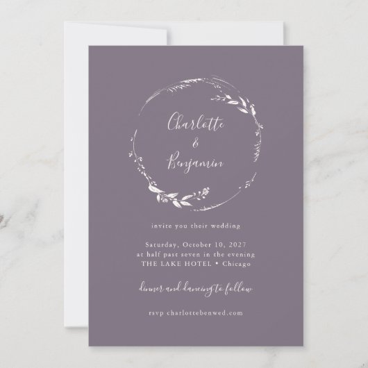 Dark Dusty Lilac Floral Wreath Script Wedding Einladung (Vorderseite)