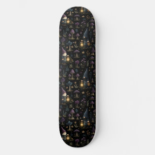 Dark Fantasy Gnome und Mushroom Pattern Skateboard