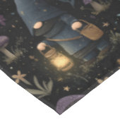 Dark Fantasy Gnome und Mushroom Pattern Tischdecke (Schrägansicht)