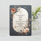 Dark Floral Navy und Peach Wedding Einladung (Stehend Vorderseite)