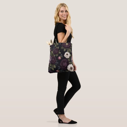 Dark Floral Tasche (Am Model)
