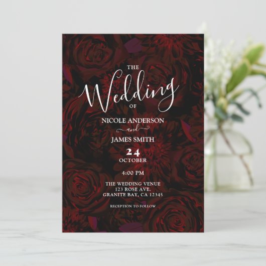 Dark Garden Rote romantische Blume Glam Wedding Einladung (Stehend Vorderseite)