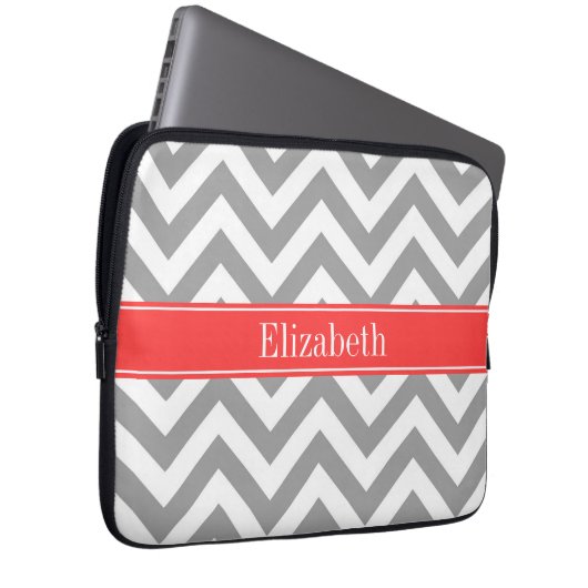 Dark Gray Lg Zickzack Coral Red Name Monogram Laptopschutzhülle (Vorne Rechts)