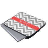 Dark Gray Lg Zickzack Coral Red Name Monogram Laptopschutzhülle (Vorne Knopf)