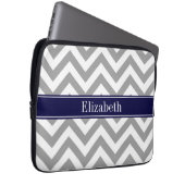 Dark Gray Lg Zickzack Navy Blue Name Monogram Laptopschutzhülle (Vorne Rechts)