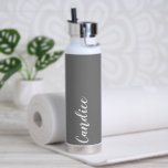 Dark Gray Personalisiert Wedding Bridesmaid Trinkflasche<br><div class="desc">Gönnen Sie Ihrer Hochzeitsjury oder Ihrer Trauzeugin diese trendige, vakuumisolierte Wasserflasche, die ihren Namen in weißem, stylisiertem Schrift auf einem dunkelgrauen Hintergrund hat, der zu Ihrem Hochzeitsfarbenschema passt. Stellen Sie die Flasche nach Belieben durch Bearbeiten und Ersetzen des Namens durch Ihren eigenen Namen ein. Wählen Sie Ihre Wasserflasche. Erhältlich in...</div>