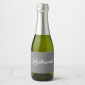 Dark Gray Stylisierte Script Wedding Bridesmaid Schaumweinetikett (Vorderseite)