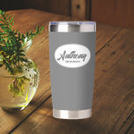 Dark Gray Stylized Wedding Trauzeuge Name Thermobecher<br><div class="desc">Verschenken Sie Ihren Trauzeuge mit diesem trendigen und personalisierten,  rostfreien Edelstahl,  Thermalwäscher mit seinem Namen in stilisierter Schrift in einem weißen ovalen Design. Hintergrund und Skript sind dunkelgrau. Personalisieren Sie Ihren thermischen Schuster,  indem Sie den Namen des Trauzeugen mit dem gewünschten Namen bearbeiten und ersetzen.</div>