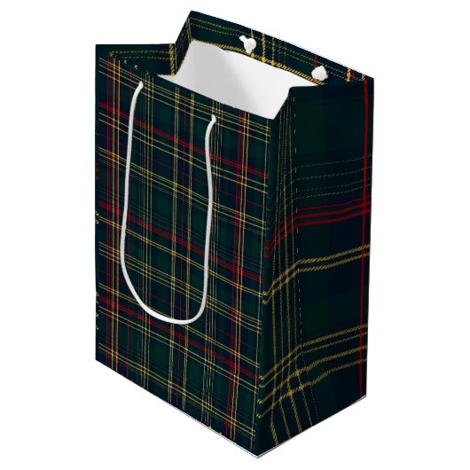 Dark Green and Red Christmas Plaid Gift Bag Mittlere Geschenktüte (Vorderseite Schrägansicht)