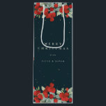 Dark Green Red Berry Eukalyptus Christmas/Holiday Geschenktüte Für Weinflaschen<br><div class="desc">Eleganter,  dunkelgrüner Weinbeutel,  Weihnachts-/Feiertagsgeschenk mit einer Ecke von handgemalten roten Beeren und Eukalyptus. Der gesamte Text ist vollständig editierbar,  sodass Sie den Schriftart leicht ändern können. Verschiedene Taschen in verschiedenen Größen und Koordinatensets in meinem Geschäft verfügbar.</div>