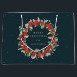 Dark Green Red Berry Eukalyptus Christmas/Holiday Große Geschenktüte<br><div class="desc">Elegante,  dunkelgrüne Weihnachts-/Feiertagsgeschenktasche mit persönlicher Nachricht und Namen. Mit einem Kranz von Hand bemalten roten Beeren und Eukalyptus. Der gesamte Text ist vollständig editierbar,  sodass Sie den Schriftart leicht ändern können. Verschiedene Taschen in verschiedenen Größen und Koordinatensets in meinem Geschäft verfügbar.</div>