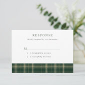 Dark Green Scottish Tartan Wedding RSVP Karte (Stehend Vorderseite)