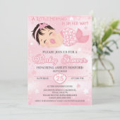 Dark Hair Girl Baby Shower Einladung (Stehend Vorderseite)