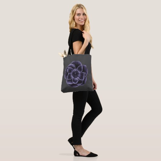 Dark Lila Bloom Botanic Art Design Tasche (Am Model)