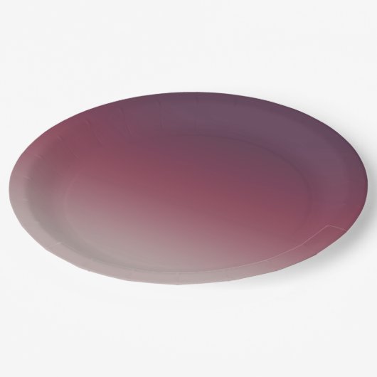 Dark Lila & Burgundy Gradient Ombre Pappteller (Schrägansicht)