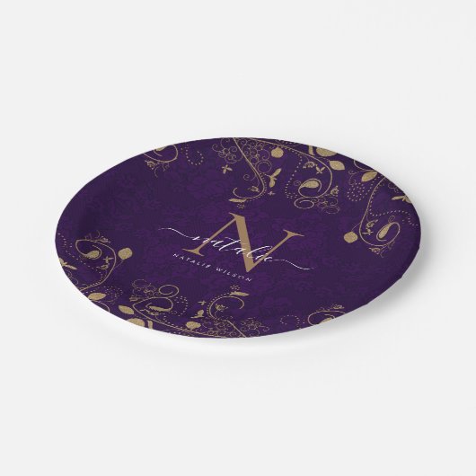 Dark Lila Gold Floral Ornaments Monogram Script Pappteller (Schrägansicht)