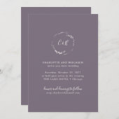 Dark Lila Monogram Floral Wreath Script Wedding Einladung (Vorne/Hinten)