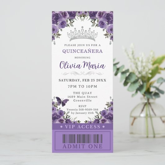 Dark Lila Plum Floral Quinceñera VIP Ticket Einladung (Stehend Vorderseite)