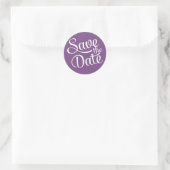 Dark Lila White Script Save the Date Runder Aufkleber (Tasche)