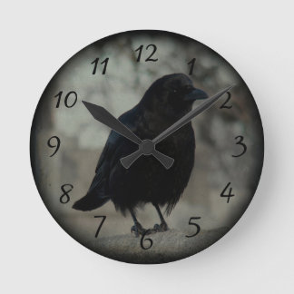 Dark Little Raven Runde Wanduhr