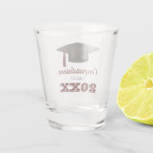 Dark Maroon Herzlichen Glückwunsch Uni Graduate Schnapsglas (Rückseite)