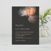 Dark Moody Blush Apricot Roses Wedding Einladung (Stehend Vorderseite)