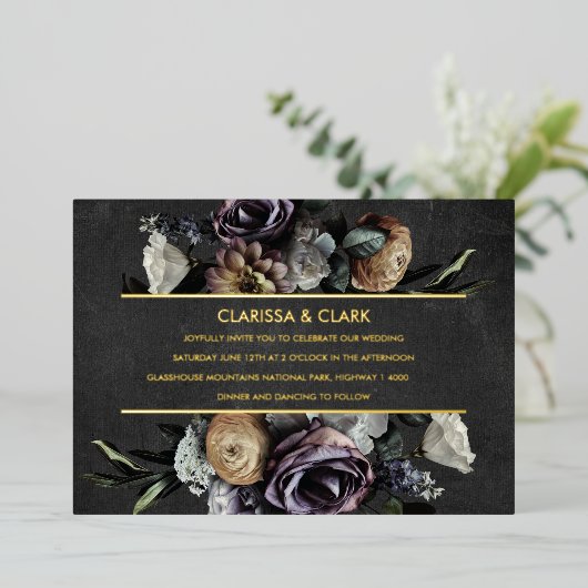 Dark Moody Bold Floral Gold Wedding Foil Einladung (Stehend vorne)