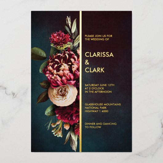 Dark Moody Bold Floral Marsala Wedding Folieneinladung (Vorderseite)