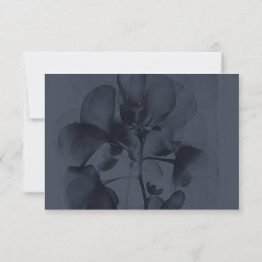 Dark Moody Botanical Blue Blume Wedding RSVP Karte (Rückseite)