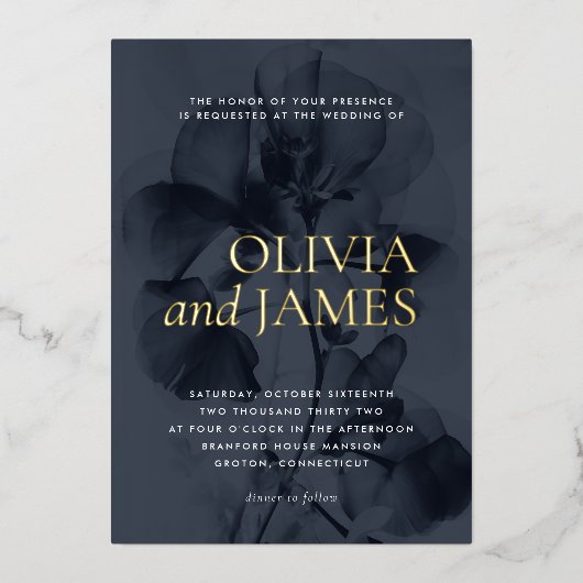 Dark Moody Botanical Elegant Wedding Gold Folieneinladung (Vorderseite)