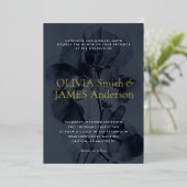 Dark Moody Botanical Overlay Blue Wedding Gold Folieneinladung (Stehend vorne)