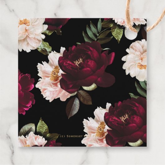 Dark Moody Burgundy Blush Black Floral Wedding Geschenkanhänger (Rückseite)