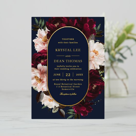 Dark Moody Burgundy Blush Navy Blue Floral Wedding Folieneinladung (Stehend vorne)