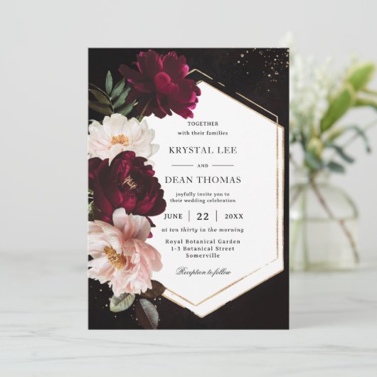 Dark Moody Burgundy Blush Peonies Floral Wedding Einladung (Stehend Vorderseite)
