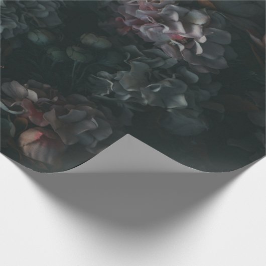 Dark Moody Floral Wrapping Paper Geschenkpapier (Ecke)