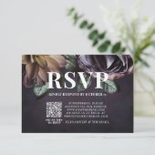 Dark Moody Lila Floral QR Code Wedding RSVP Card Karte (Stehend Vorderseite)