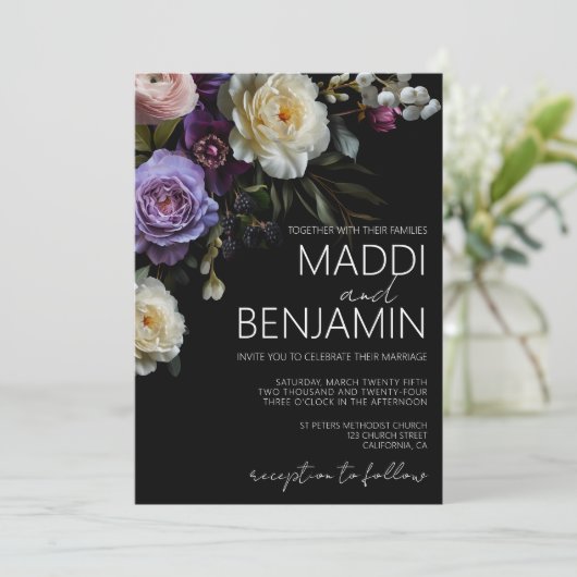 Dark Moody Lila Floral Wedding Einladung (Stehend Vorderseite)